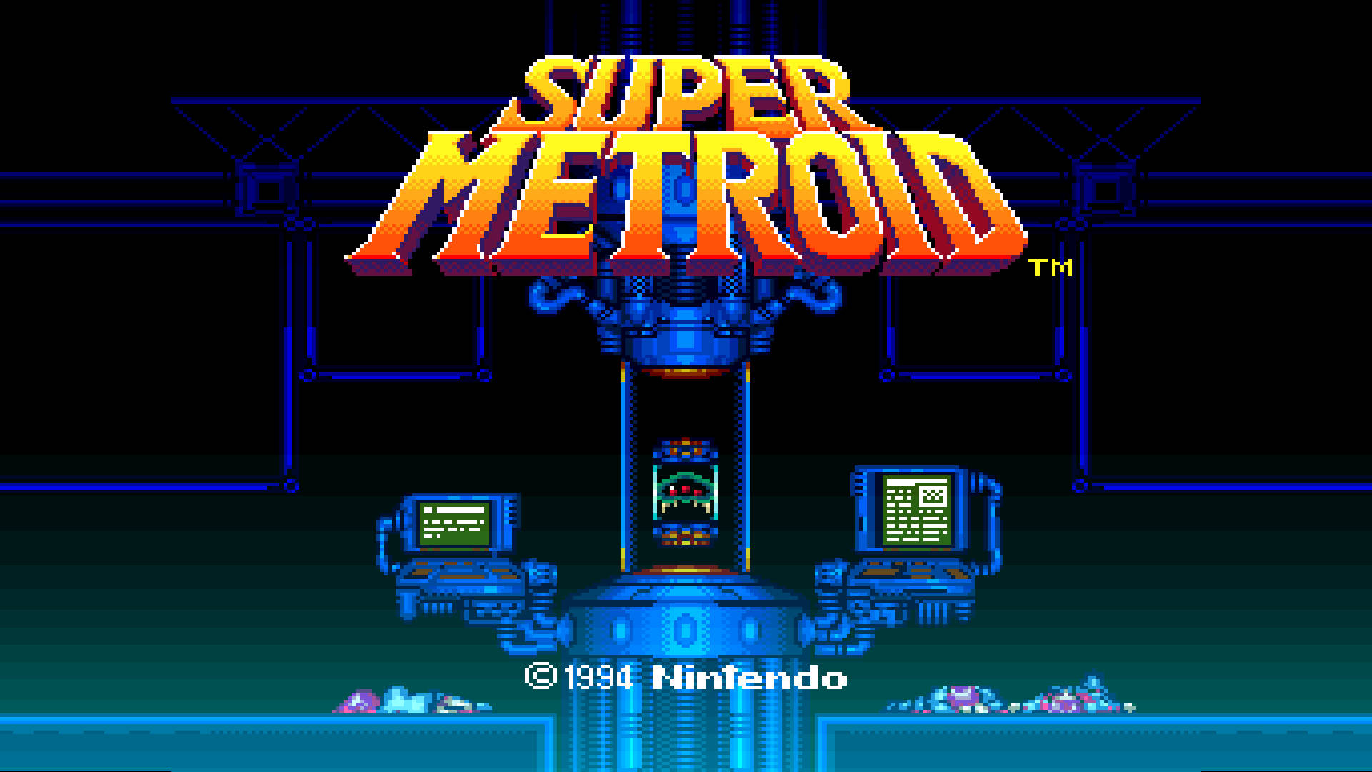 銀河戰士 桌布 壁紙 — Super Metroid 的像素化標題畫面，帶有發光的橙色文字和藍色科幻機械，背景為深色。