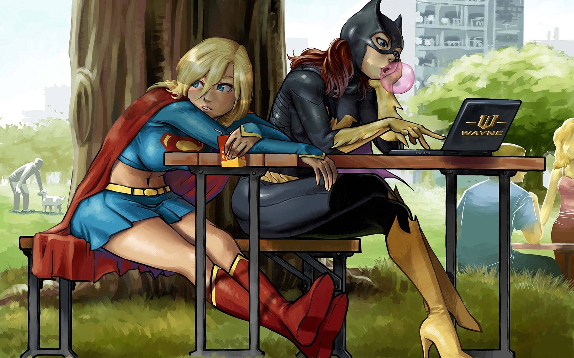 Superwoman 桌布 壁紙 — Supergirl 和 Batgirl 在公園桌上放鬆，一個吹泡泡糖，另一個在樹下喝咖啡。