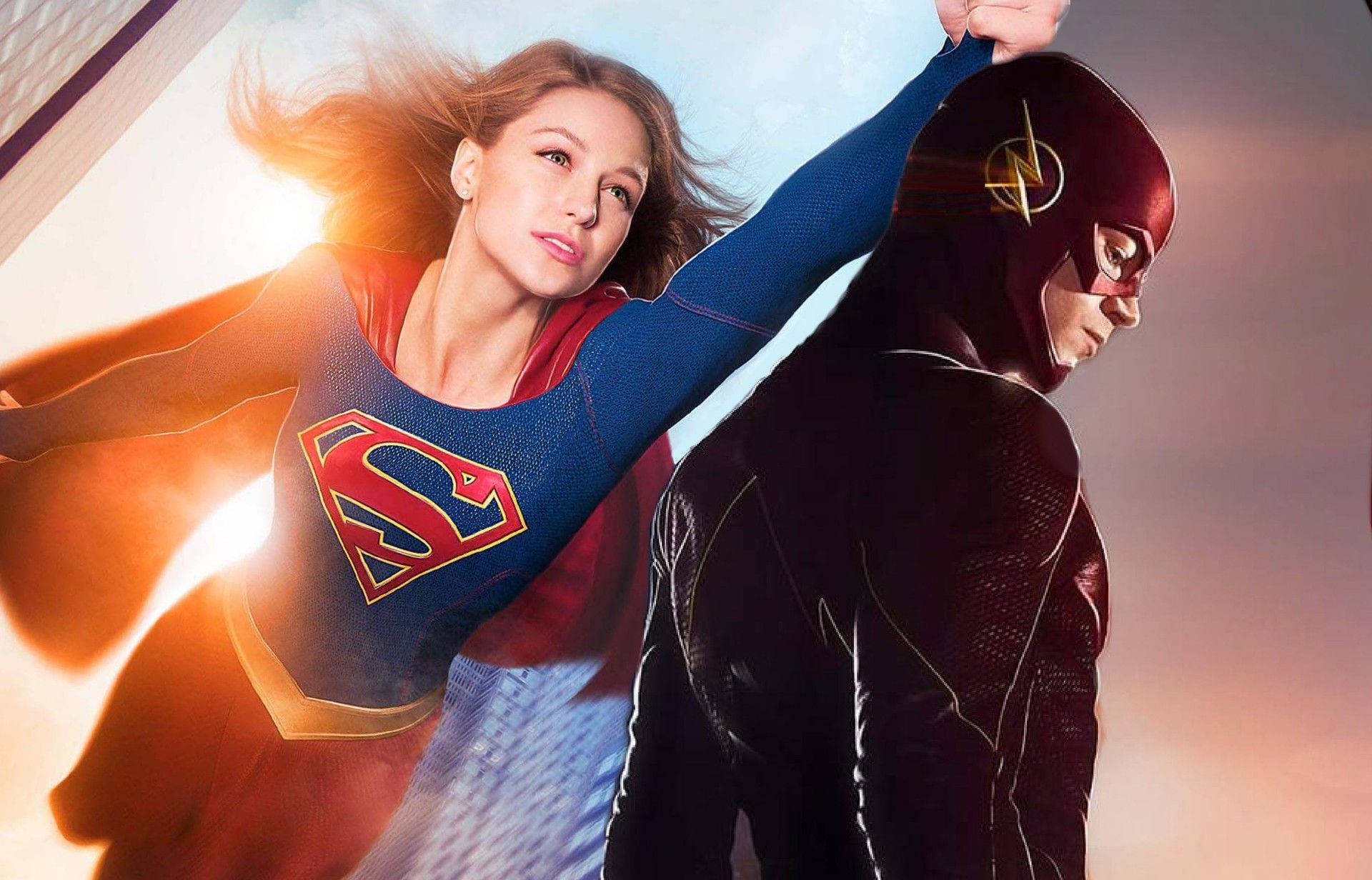 Superwoman 桌布 壁紙 — Supergirl 和 The Flash 以動感超級英雄姿勢，映襯著閃耀的日落背景。