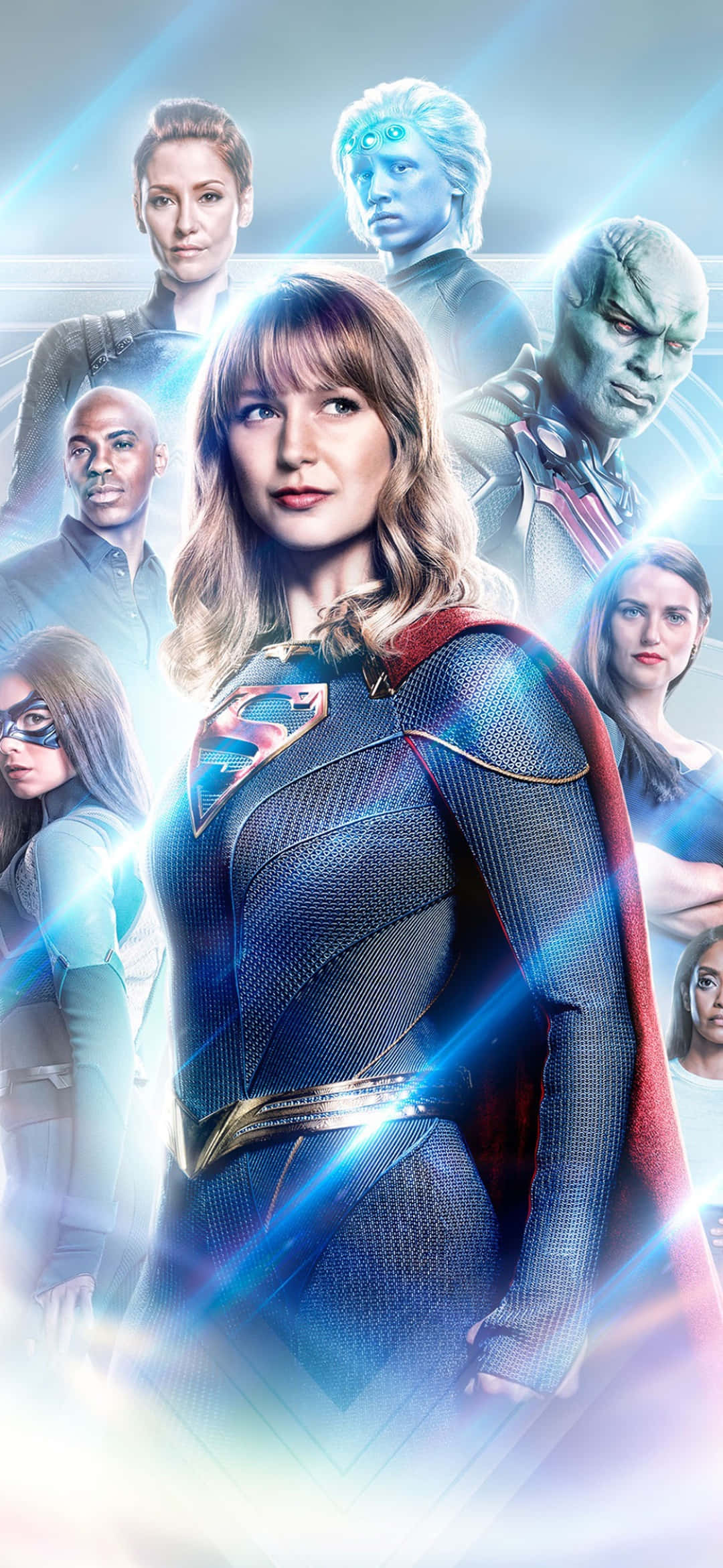 Chyler Leigh 桌布 壁紙 — Supergirl 身穿發光的藍色和紅色戰衣，在其他超級英雄的環繞下，以動態的電影構圖英勇地站立。