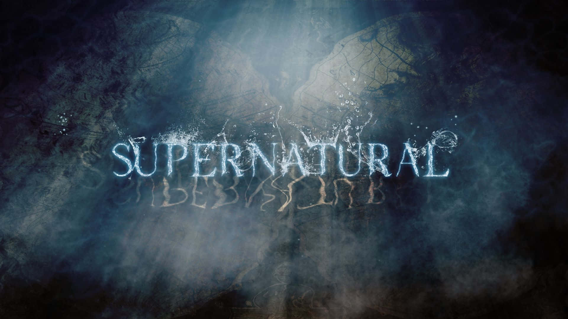 超自然 桌布 壁紙 — 「supernatural」一詞以冰藍色字母在帶有模糊鬼影和薄霧的深色紋理背景上發光。
