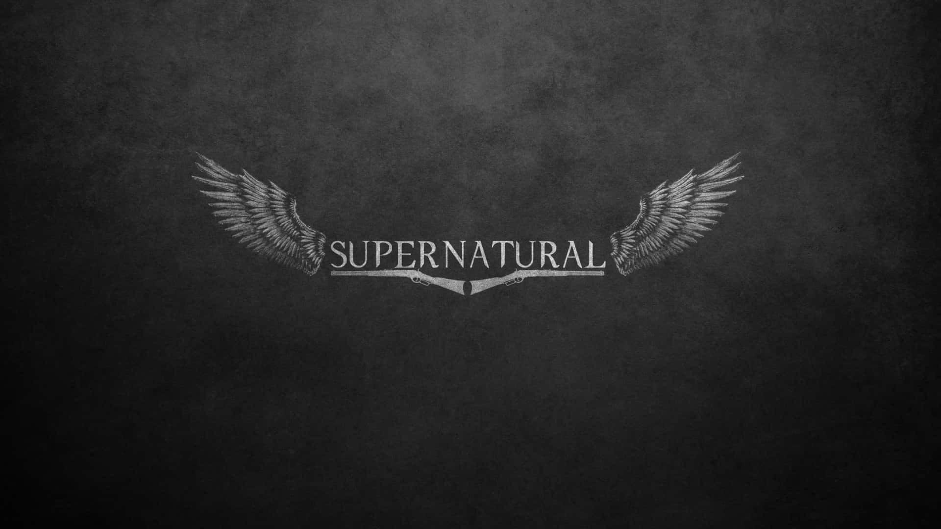 桌布 壁紙 — 「supernatural」一詞兩側飾有精細翅膀，背景為帶紋理的深灰色。