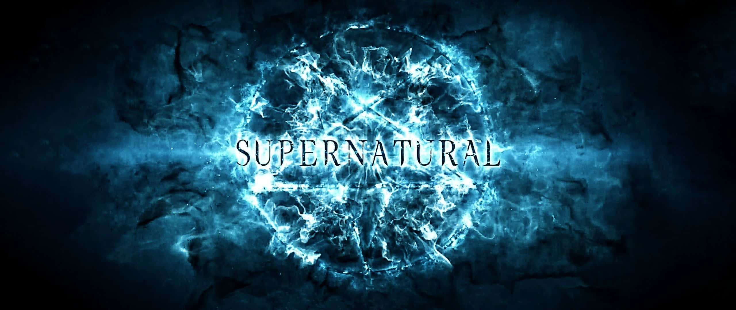 dean winchester 桌布 壁紙 — 「supernatural」一詞在深色紋理背景上發出電藍色光芒。