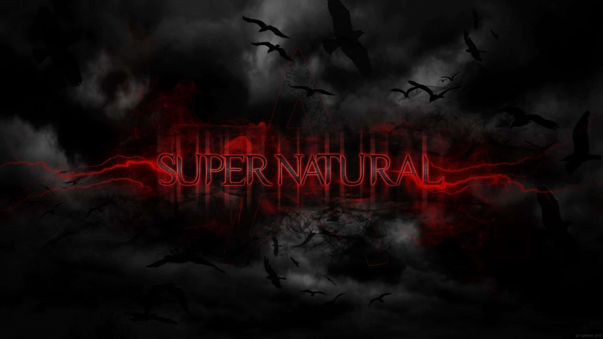 超自然 桌布 壁紙 — 「supernatural」一詞在佈滿飛翔烏鴉的暴風雨黑色天空中，以紅色閃電般發光。