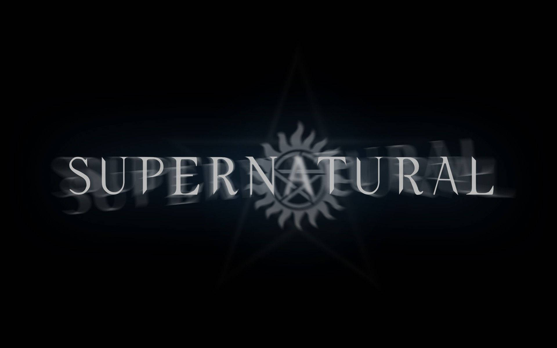 超自然 桌布 壁紙 — 「supernatural」一詞在黑色背景上閃爍銀光，背後有一個模糊的五角星符號。