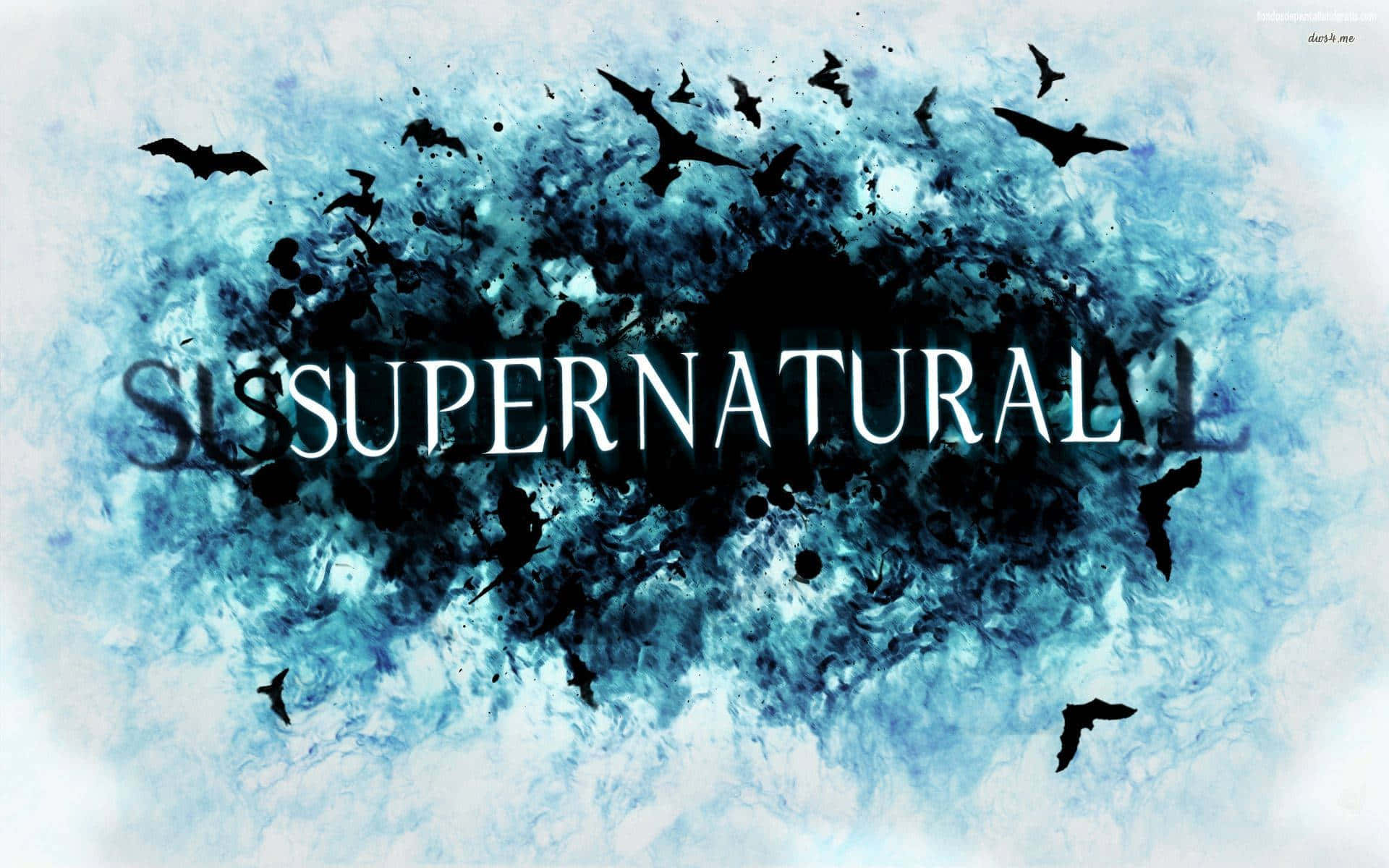 桌布 壁紙 — 「supernatural」一詞從旋轉的藍色墨水飛濺中浮現，周圍有剪影蝙蝠飛舞。