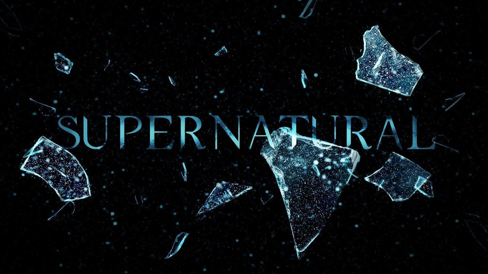 超自然 桌布 壁紙 — 「supernatural」這個詞透過碎裂的玻璃碎片在佈滿星星的黑色背景上浮現。