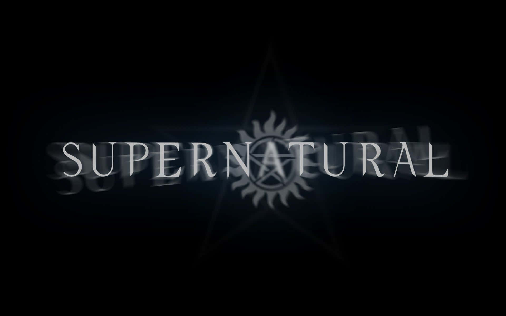 超自然 桌布 壁紙 — 「supernatural」這個詞以銀色字母在黑色背景上發光，背後有模糊的五角星和太陽符號。