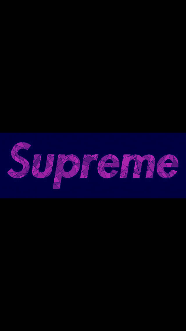 supreme 桌布 壁紙 — 「Supreme」一詞以充滿活力的紫色幾何碎片呈現，居中於深藍色條上，背景為黑色。