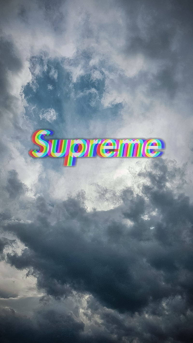 supreme 桌布 壁紙 — 「Supreme」一詞在充滿烏雲的戲劇性暴風雨天空中閃耀著彩虹色。