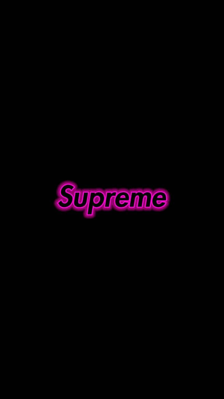 supreme 桌布 壁紙 — 「Supreme」一詞在純黑色背景上散發著充滿活力的粉紅色霓虹光芒。