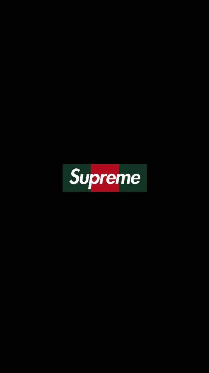 supreme 桌布 壁紙 — Supreme 標誌居中於純黑色背景上，帶有紅色和綠色方塊。