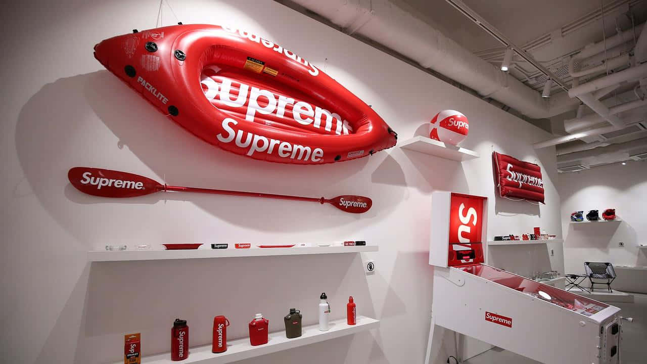 Supreme - 紅色牆面上展示多種商品 壁紙