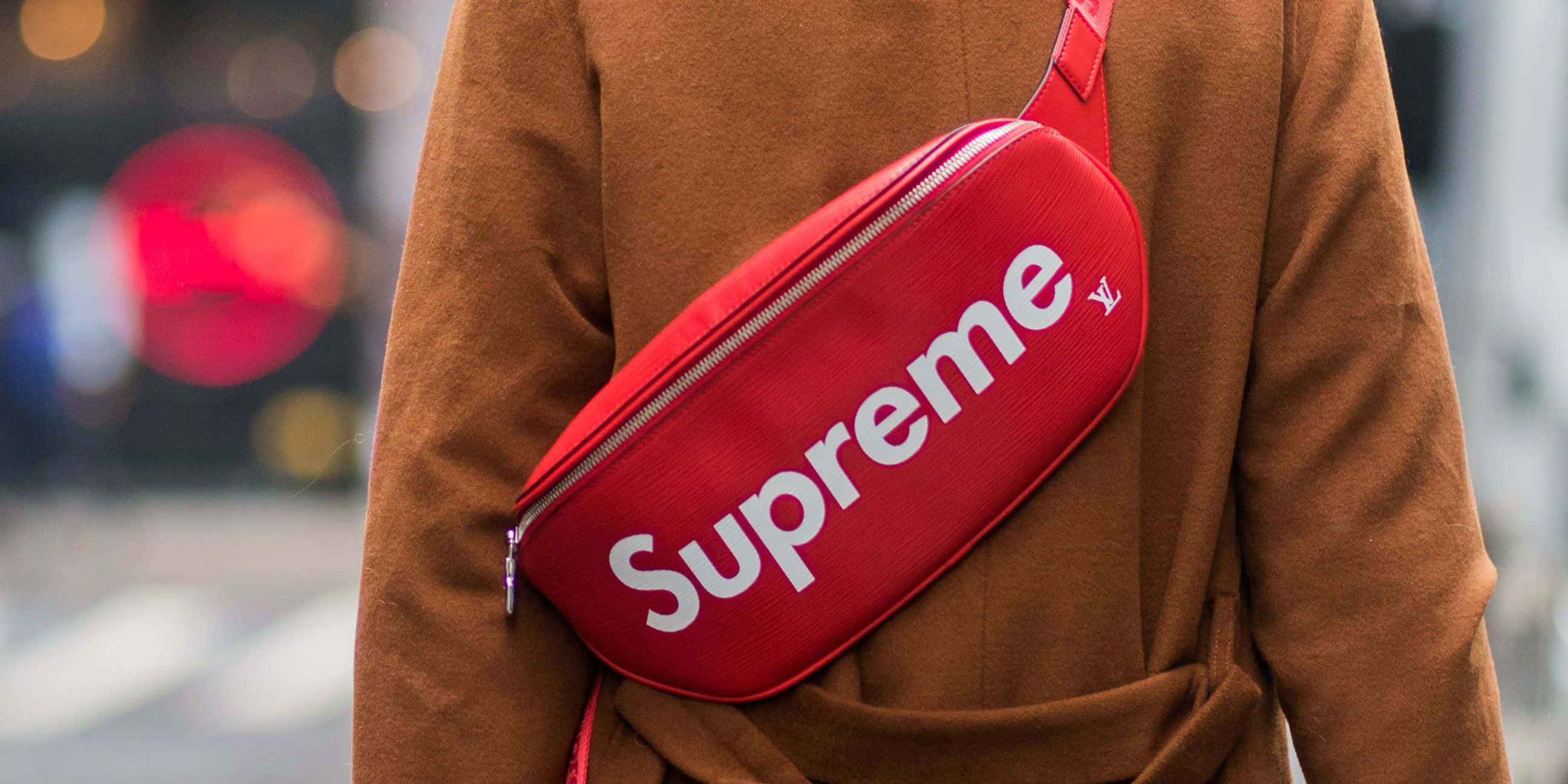 Supreme 腰包 - 女性背著紅色包包 壁紙