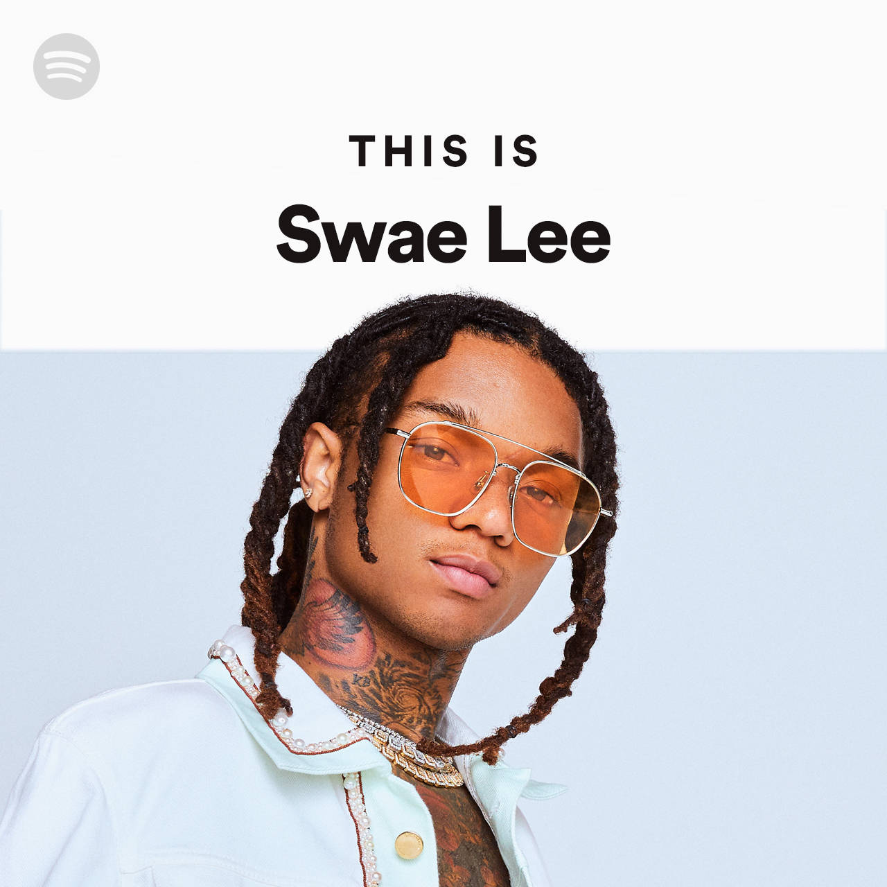 Swae Lee 桌布 壁紙 — Swae Lee 的肖像，戴著橙色眼鏡和淺藍色襯衫，背景為雙色調。