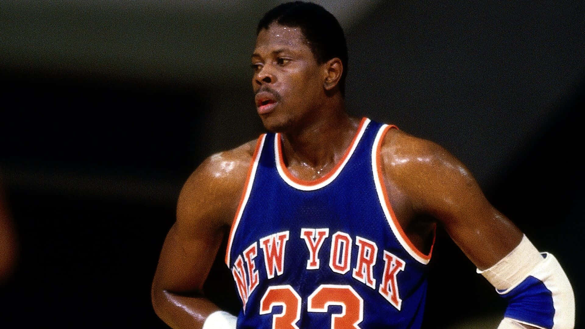 身穿紐約尼克隊球衣的籃球運動員在比賽中專注。 — NBA 壁紙