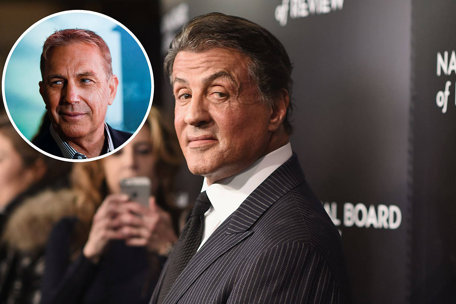 Celebrity 桌布 壁紙 — Sylvester Stallone 穿著細條紋西裝出席正式活動，並附有另一名男子的圓形嵌入照片。