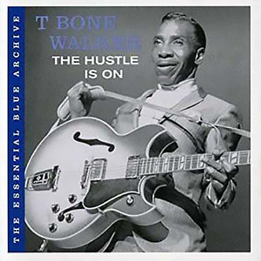 poster 桌布 壁紙 — T Bone Walker 自信地微笑，手持電吉他，經典黑白工作室肖像。