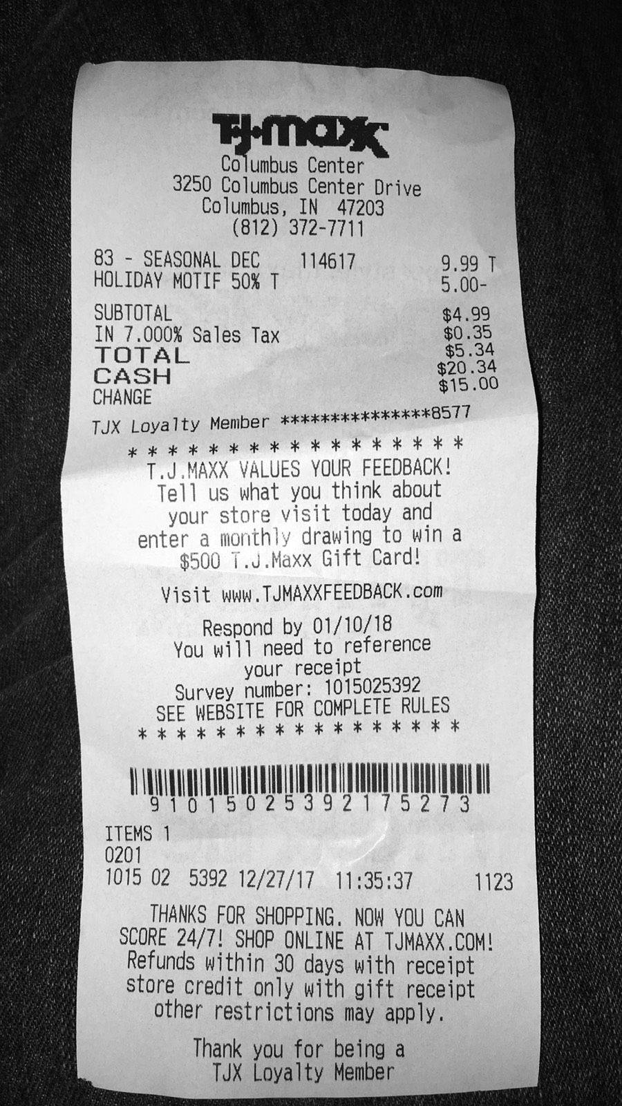 supermarket 桌布 壁紙 — T.J.Maxx 收據特寫，顯示購物詳細資訊和忠誠計畫資訊，置於深色布料上。