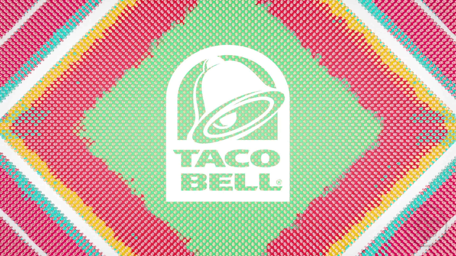 塔可鐘 桌布 壁紙 — Taco Bell 標誌居中於粉紅色、黃色和綠色像素化條紋的鮮豔幾何圖案上。