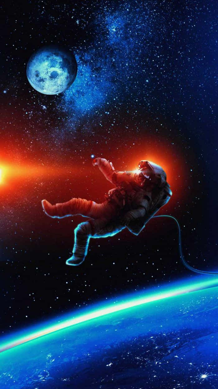  壁紙 — 一名太空人在太空漂浮，地球在下方發光，月亮在上方，背景是繁星點點的宇宙。