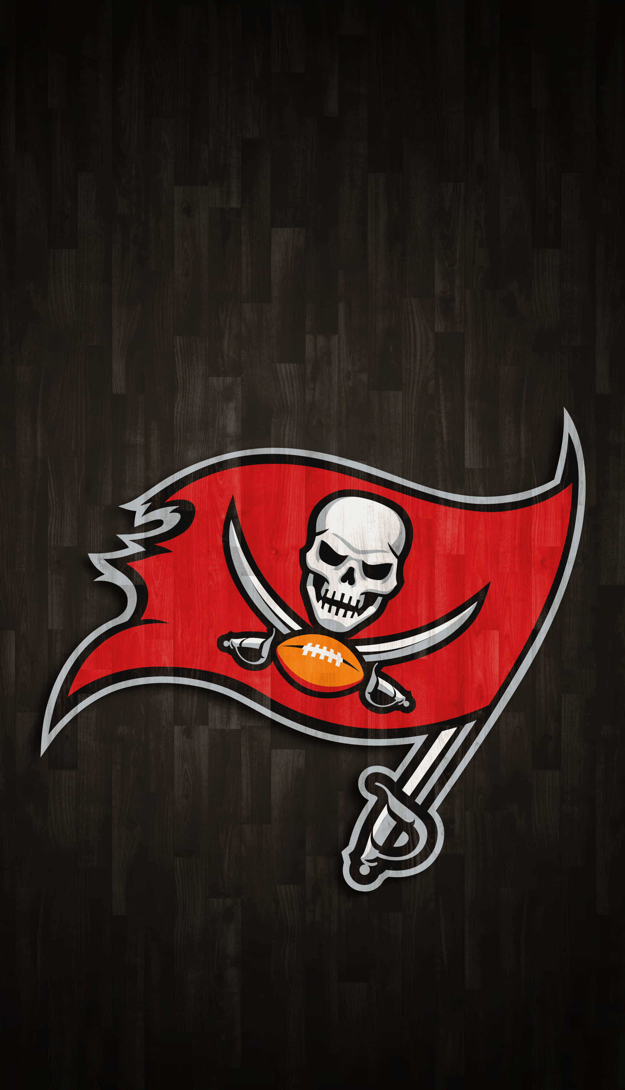 桌布 壁紙 — Tampa Bay Buccaneers 標誌，骷髏頭交叉劍和足球在紅色旗幟上，深色木紋背景。