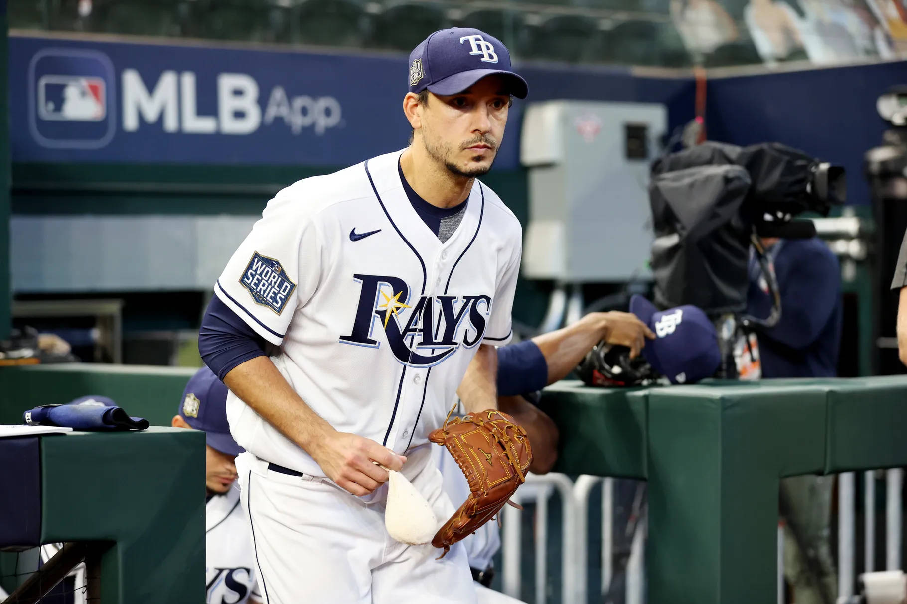坦帕灣光芒隊棒球選手在休息區手持手套 — MLB 壁紙