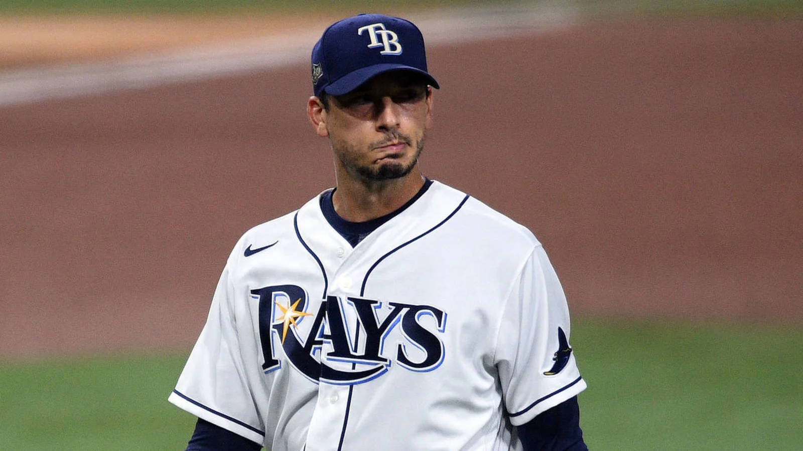 坦帕灣光芒隊棒球選手夜間在球場行走 — MLB 壁紙