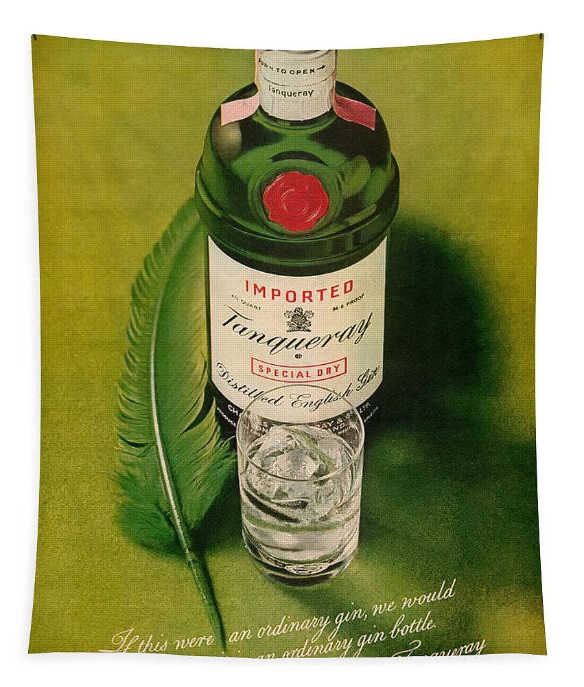 tapestry 桌布 壁紙 — Tanqueray 琴酒瓶搭配冰杯和綠色羽毛，置於有紋理的橄欖綠色背景上的復古廣告。