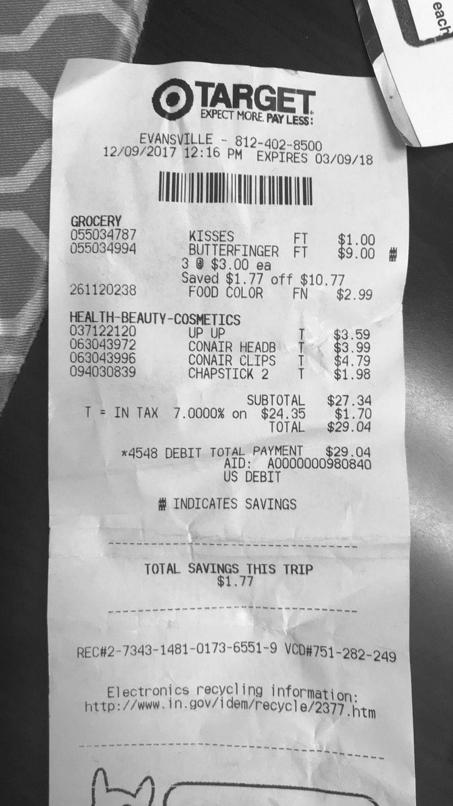 supermarket 桌布 壁紙 — Target雜貨收據的特寫，列出Butterfinger和Conair髮夾等物品，總付款為29.04美元。