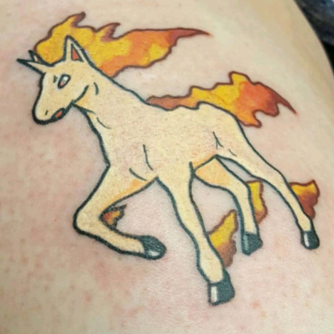 Rapidash 桌布 壁紙 — 一個奶油色小馬的刺青，帶有火橙色和黃色的鬃毛和尾巴，在皮膚上奔跑。