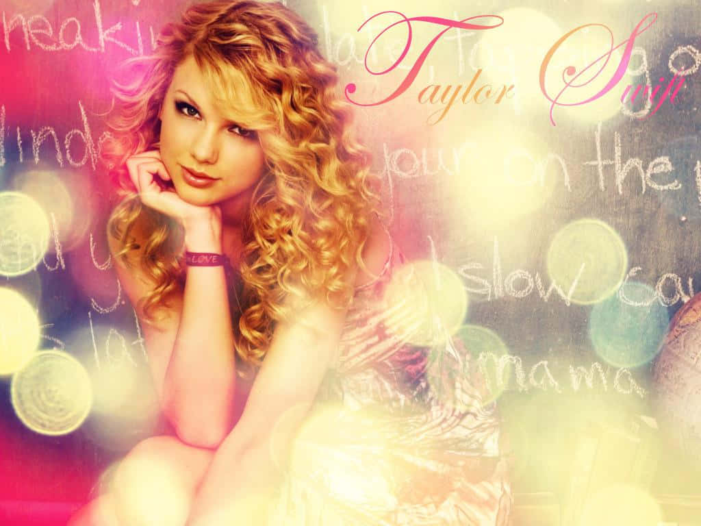 Taylor Swift Lover 桌布 壁紙 — Taylor Swift 一頭金色捲髮，托腮靠著夢幻背景，背景有發光散景和模糊歌詞。