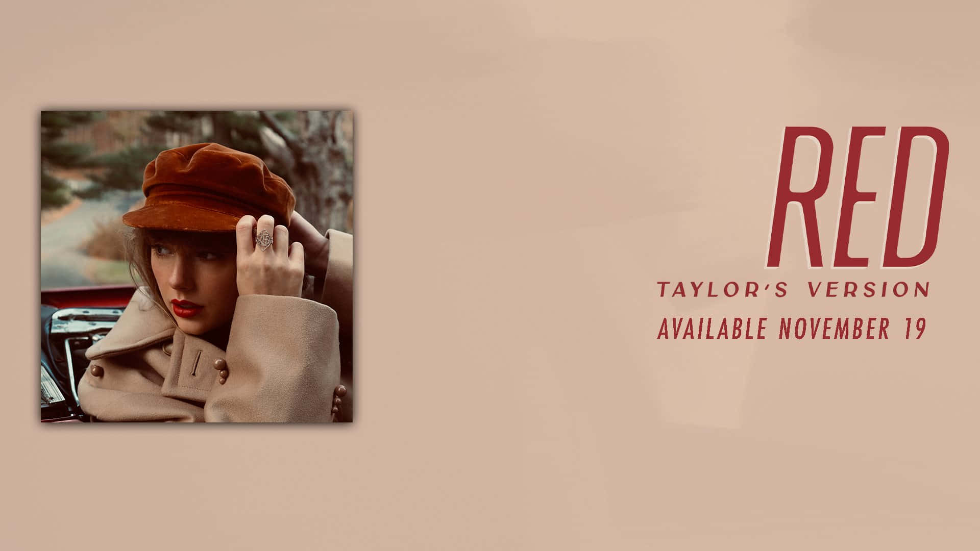 泰勒絲 桌布 壁紙 — Taylor Swift 戴著棕色帽子和米色外套，從一輛紅色汽車中探出身子，大膽的紅唇映襯著柔和的米色背景。