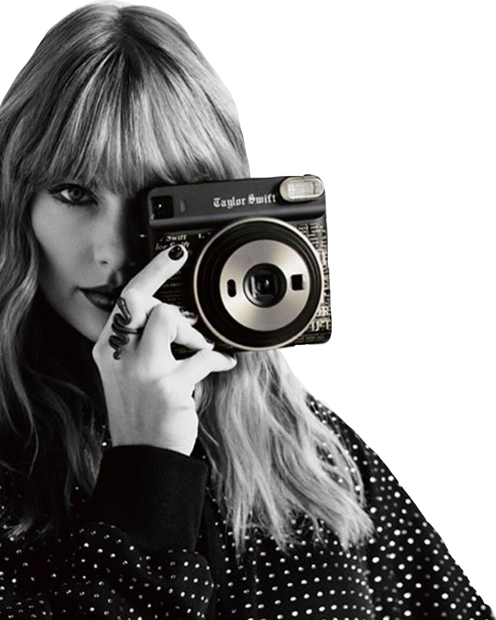 黑白 桌布 壁紙 — Taylor Swift 手持一部印有她名字的相機，在引人注目的黑白肖像中直視觀眾。