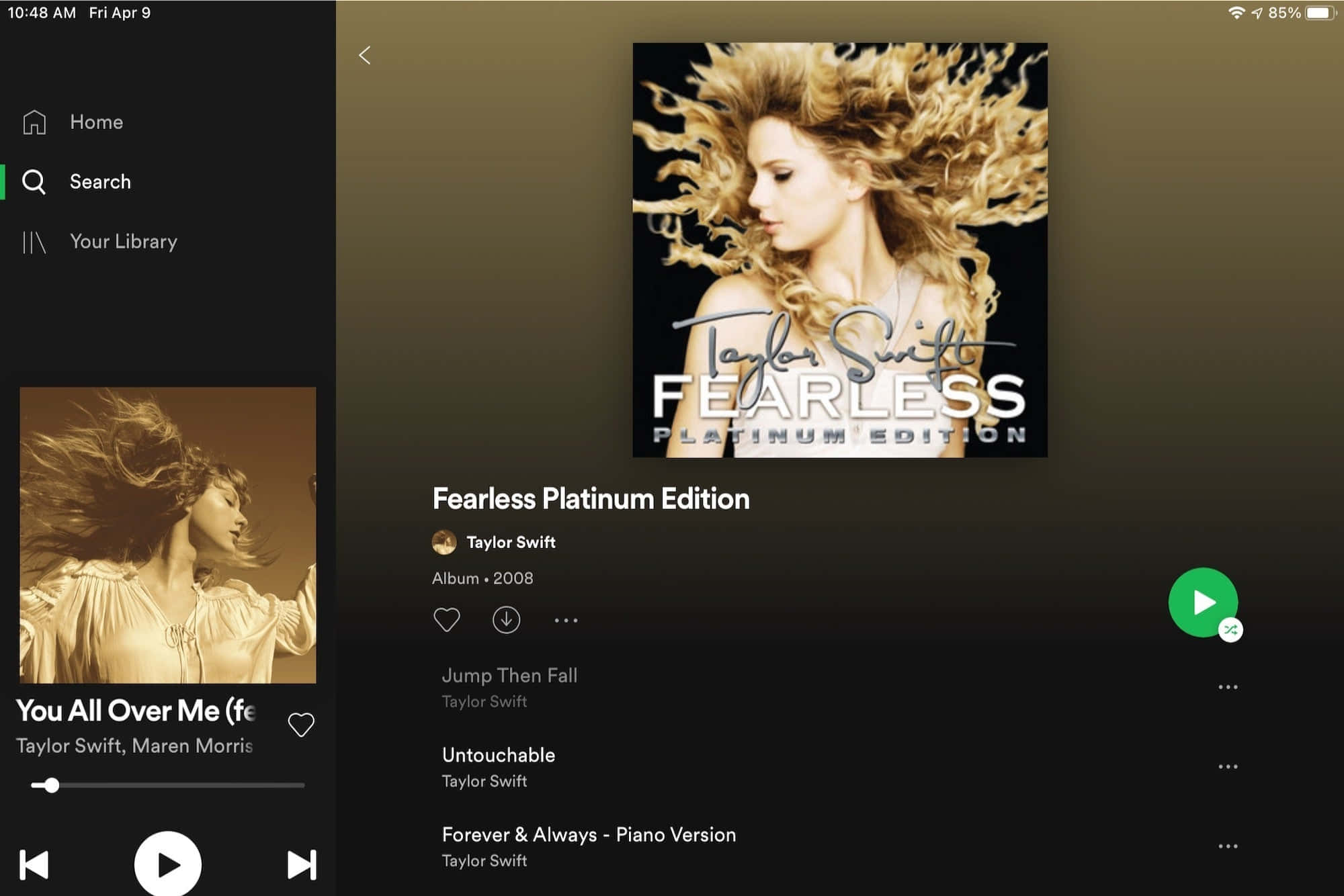 泰勒絲 桌布 壁紙 — Taylor Swift 的《Fearless》專輯封面，金色頭髮在黑暗背景中飄揚。