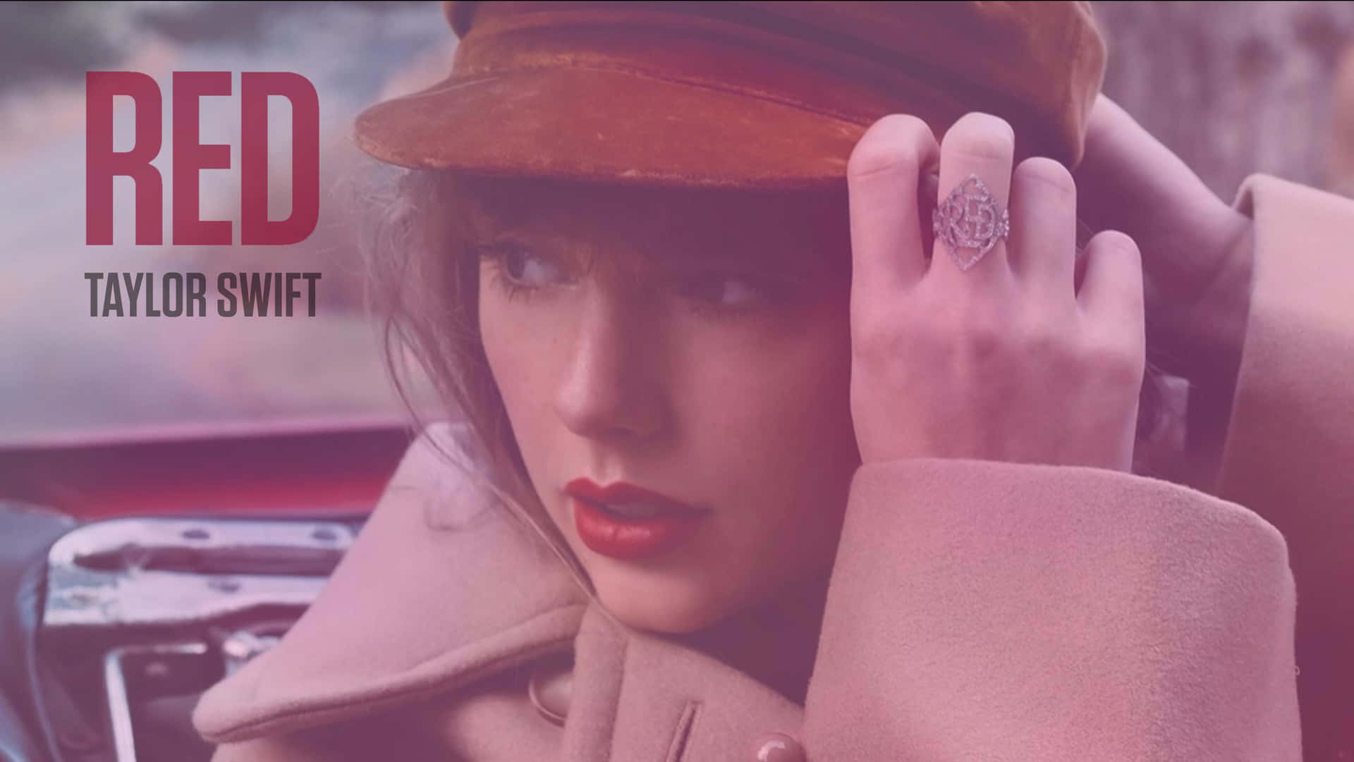 紅色動圖 桌布 壁紙 — Taylor Swift 身穿粉紅色外套和棕色帽子，戴著一個大膽的戒指，靠在一輛紅色汽車上，沐浴在柔和的粉紅色和紅色調中。