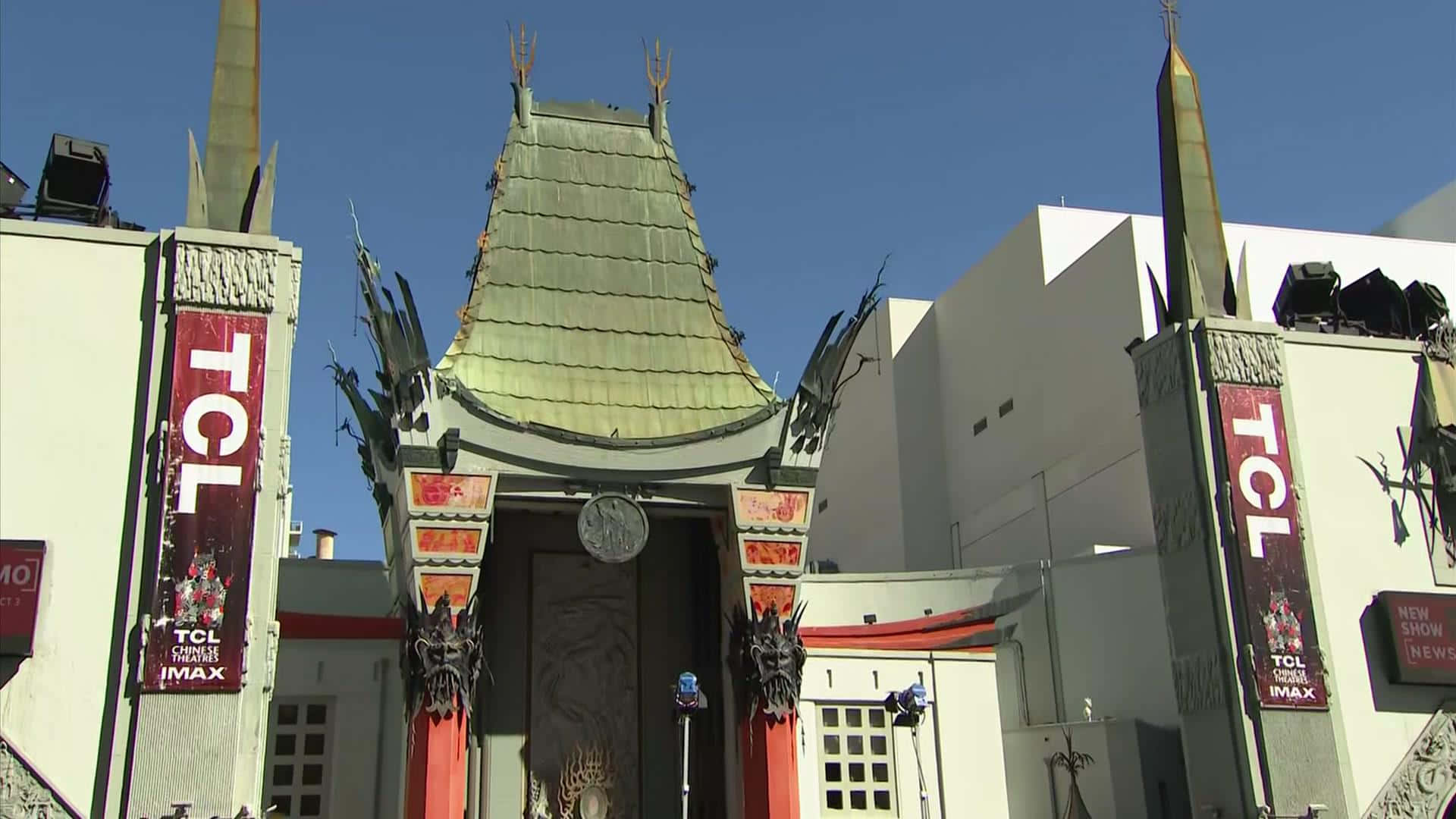 建築 桌布 壁紙 — TCL Chinese Theatre 標誌性的中式入口，擁有華麗的屋頂和紅色柱子，在晴朗的藍天下。
