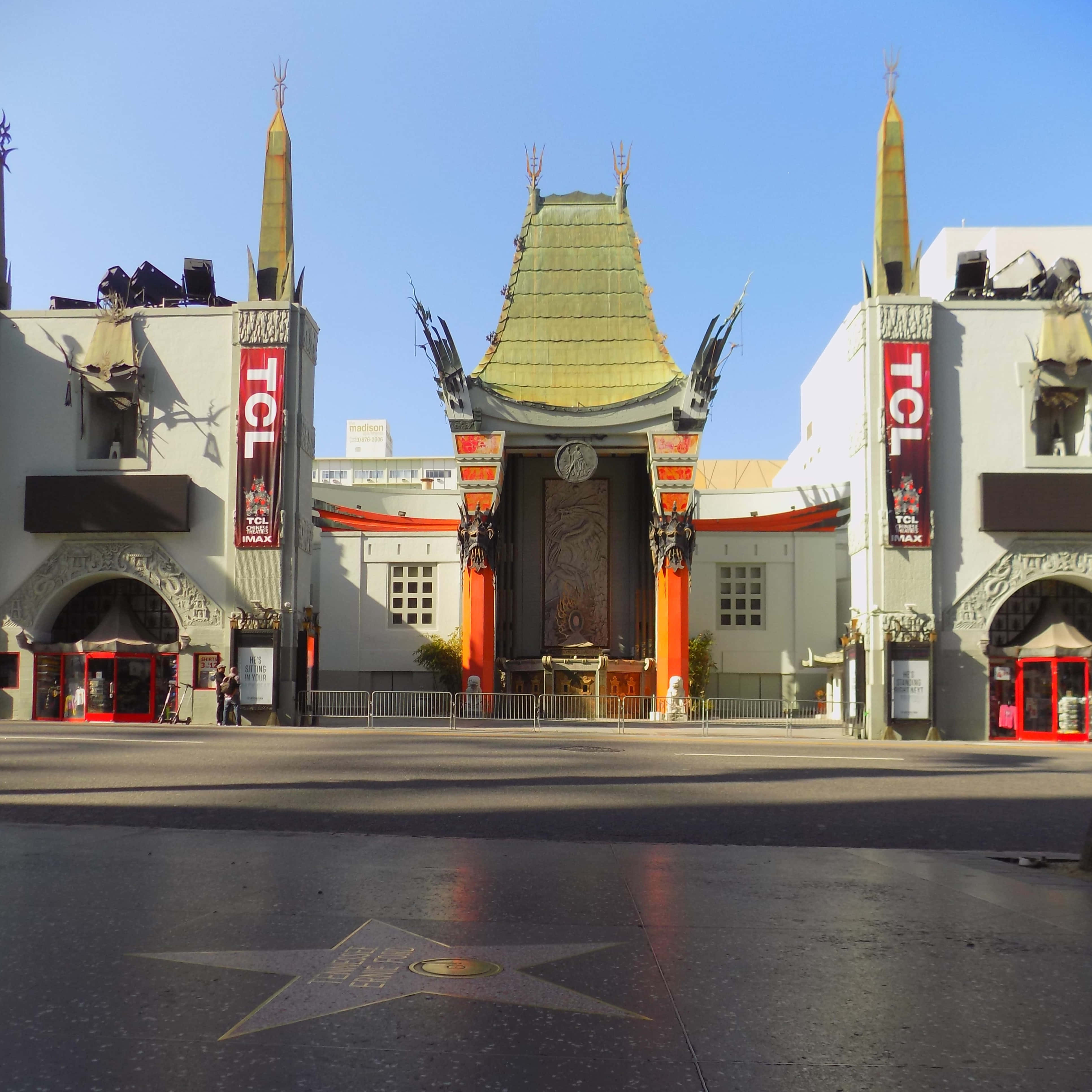 hollywood street 桌布 壁紙 — TCL中國戲院外牆，前景是荷里活星光大道的星星，背景是晴朗的藍天。