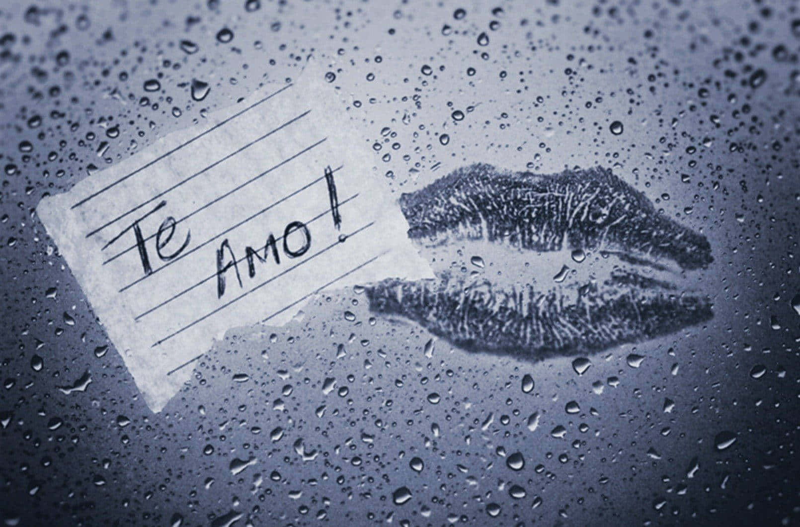  壁紙 — 一張手寫便條寫著「Te Amo!」和一個唇印在沾滿雨點的窗上。