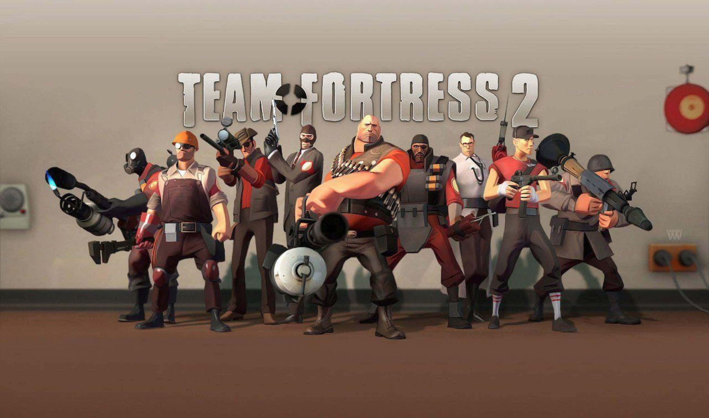 2440x1440 Tf2 桌布 壁紙 — Team Fortress 2 角色排成一排，手持武器，背景為素色牆壁，遊戲標題在他們上方。