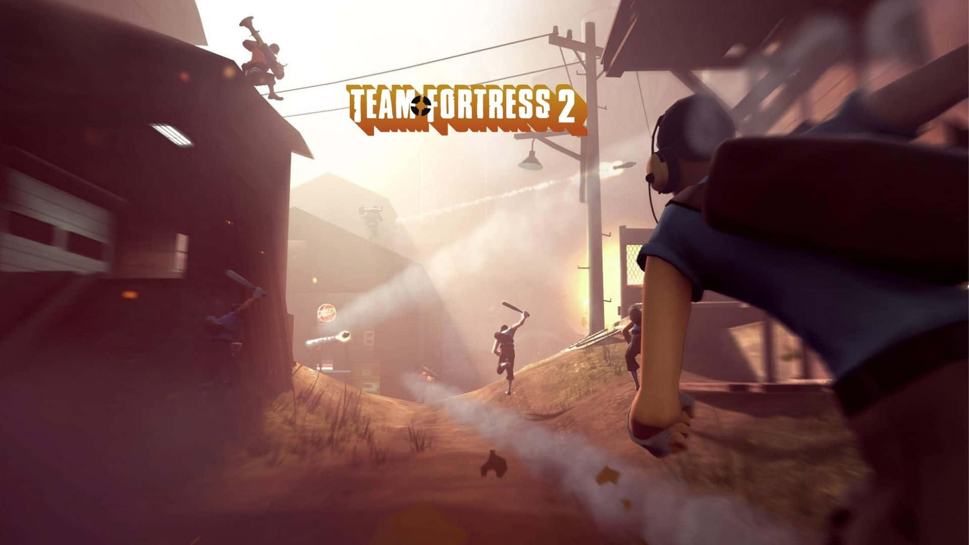 1920x1080 Tf2 桌布 壁紙 — 《Team Fortress 2》中混亂的戰場，角色們在日落時分於塵土飛揚的工業小鎮中開火奔跑。