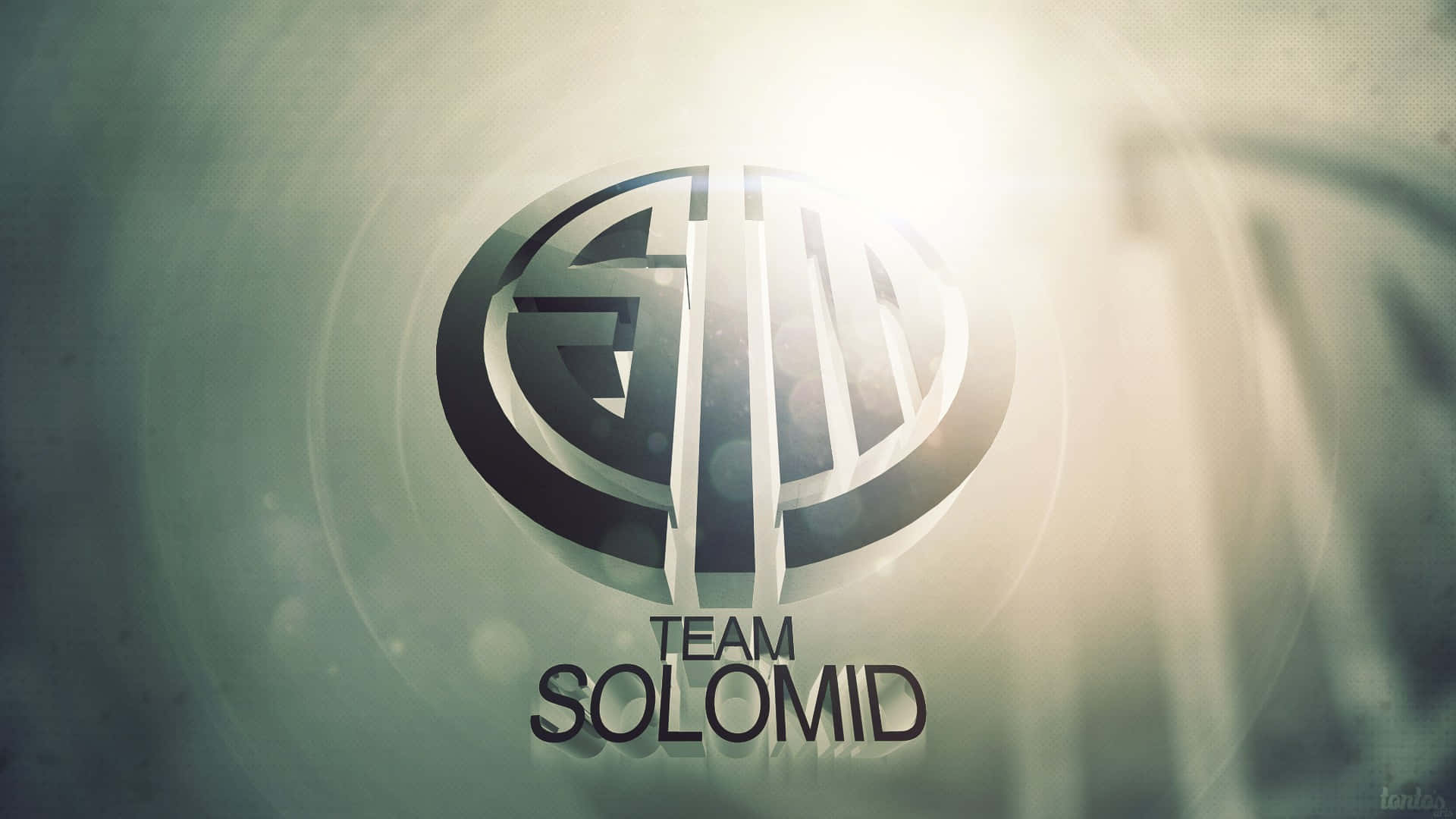 Tsm 桌布 壁紙 — Team Solomid 的發光標誌居中，背景朦朧且陽光普照，帶有柔和的鏡頭光暈效果。