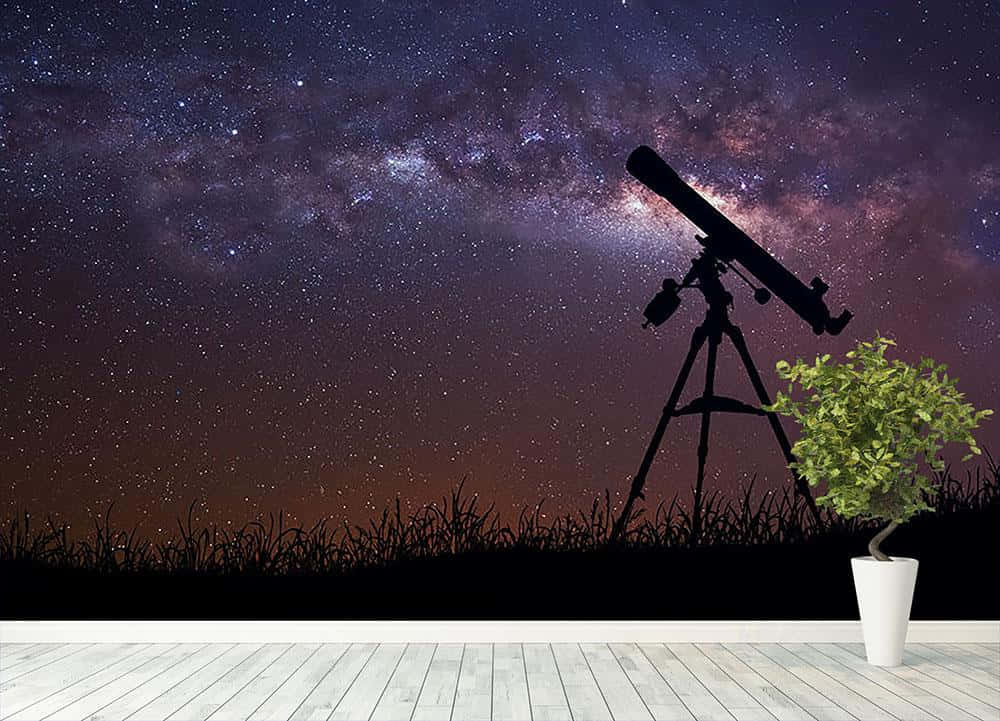  壁紙 — 望遠鏡剪影映襯著充滿活力的星空，銀河拱跨其上。
