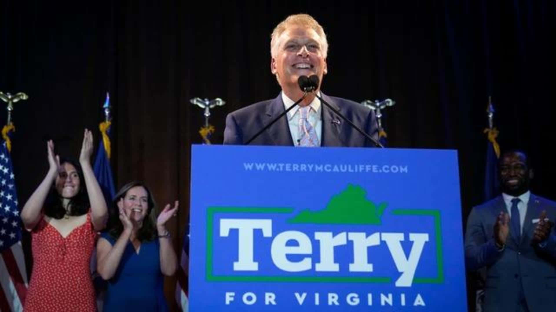 Celebrity 桌布 壁紙 — Terry McAuliffe 在競選集會上燦爛地微笑，支持者在身後靠近美國國旗處鼓掌。