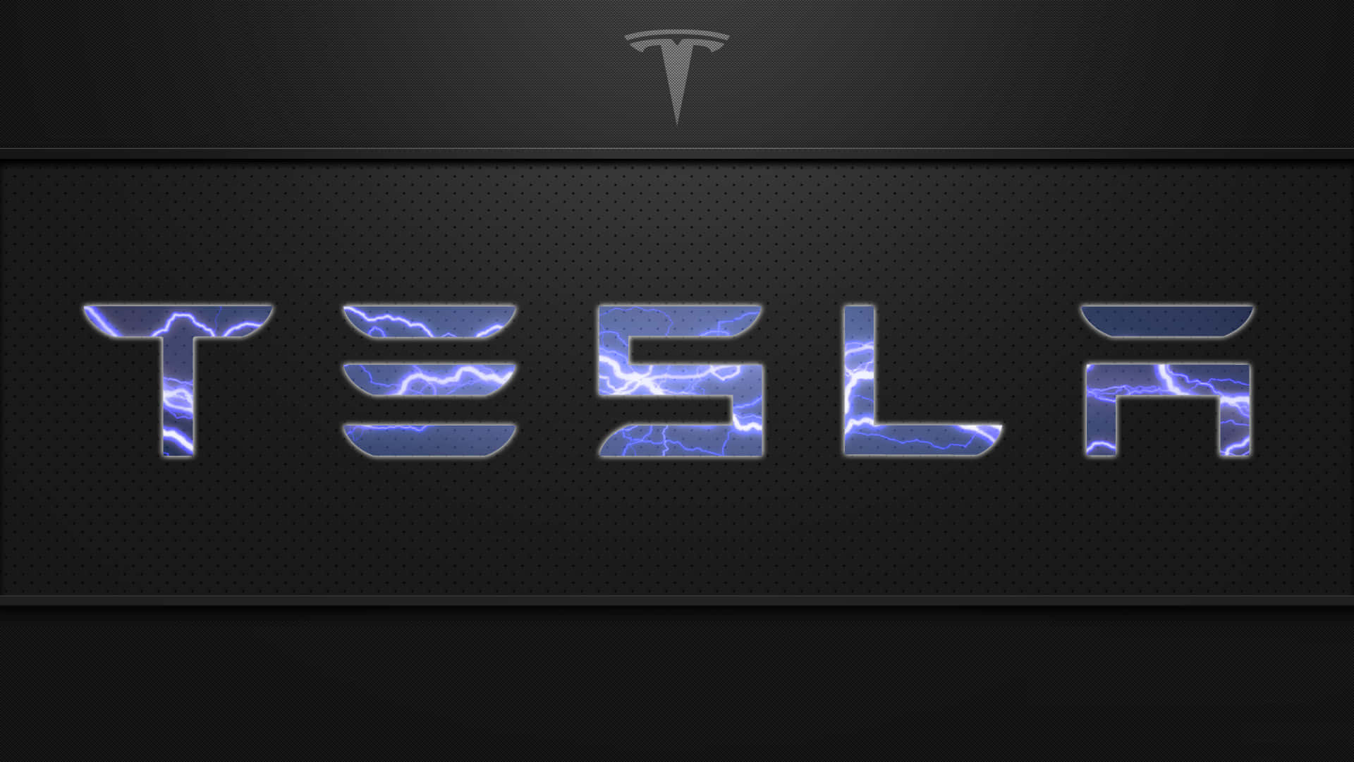 特斯拉 桌布 壁紙 — Tesla 標誌，帶有電光藍色閃電穿過金屬字母，在深色穿孔背景上發光。