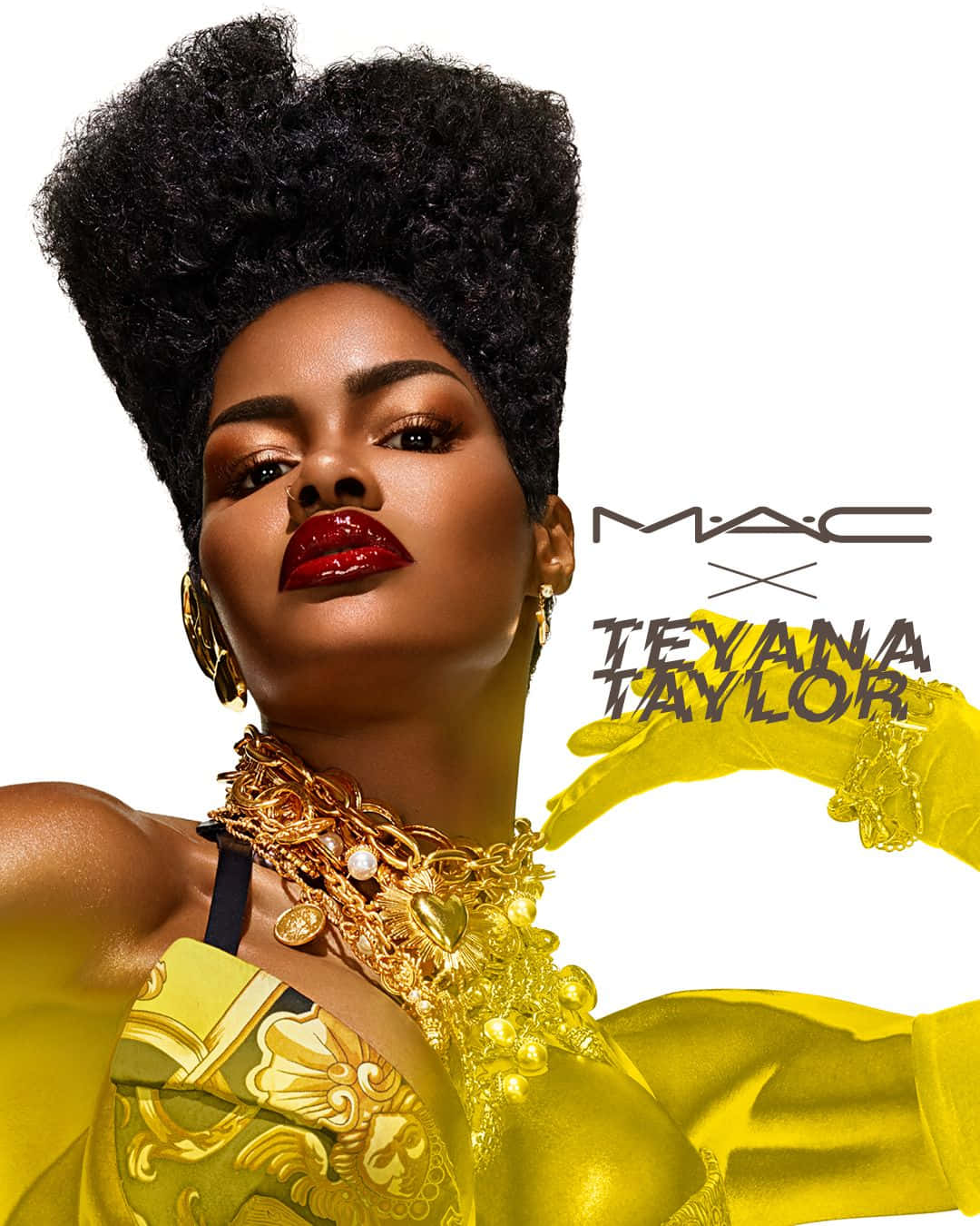 Mac Cosmetics 桌布 壁紙 — Teyana Taylor 在純白背景下自信地擺姿勢，身穿大膽的黃色服裝和金色珠寶。