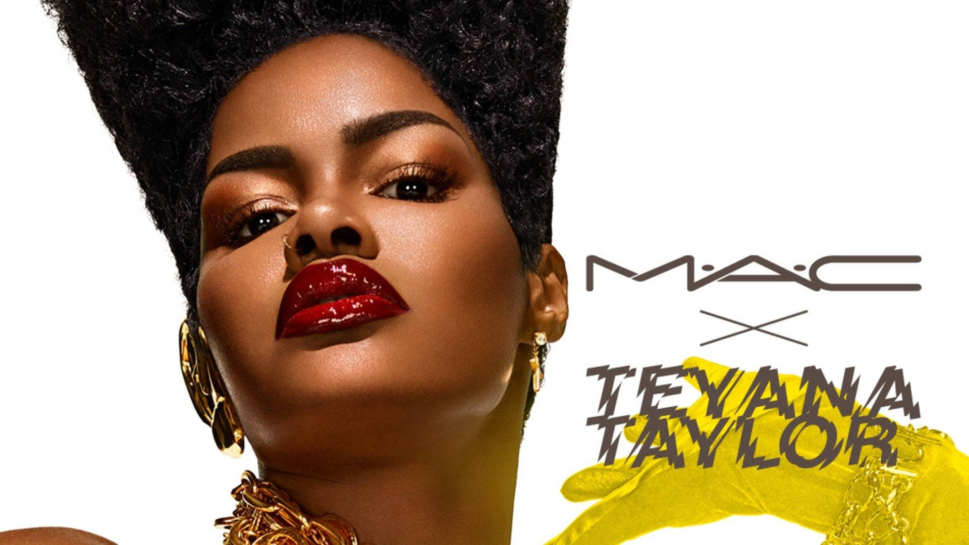Cosmetics 桌布 壁紙 — Teyana Taylor 的迷人肖像，擁有鮮豔紅唇和金色珠寶，背景為純白色並帶有 MAC 品牌標誌。
