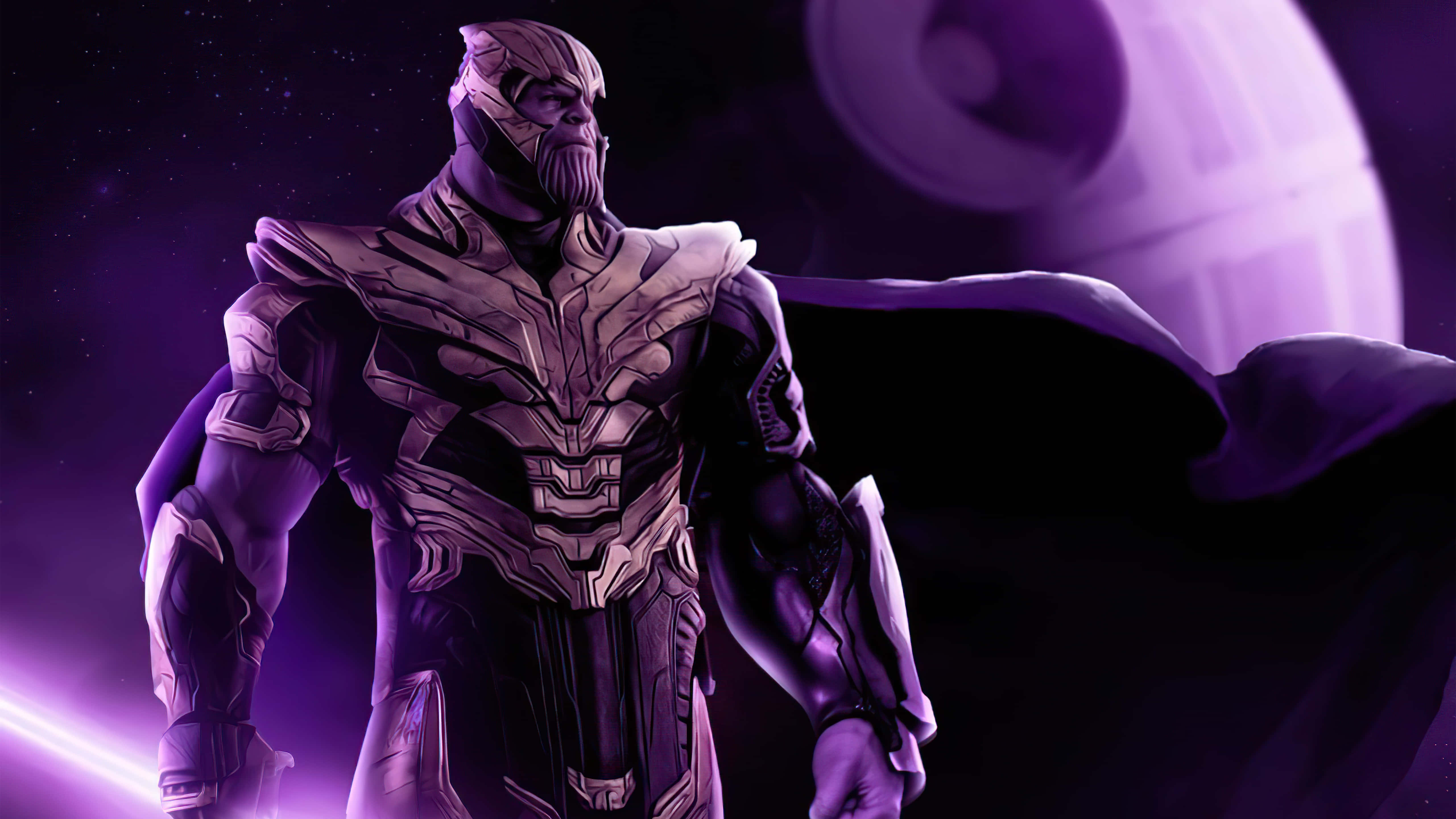 漫威 桌布 壁紙 — Thanos 身穿紫色太空盔甲，披著飄逸的斗篷，站在星空宇宙背景前，背景中有一個死星。