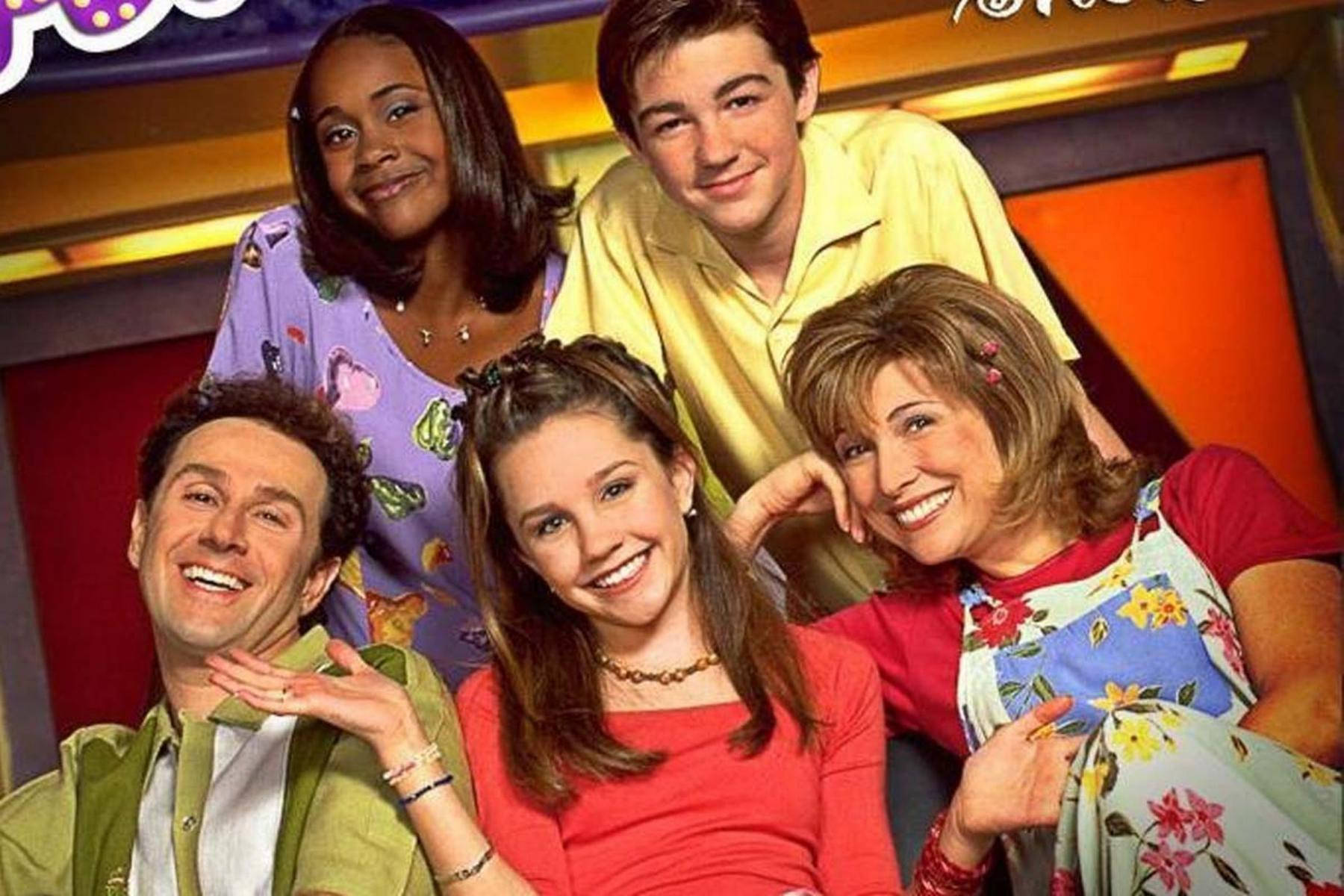 亞曼達·拜恩斯 桌布 壁紙 — 《That's So Raven》的五位微笑演員在色彩繽紛的攝影棚佈景中，以明亮的燈光和愉快表情一起擺姿勢。