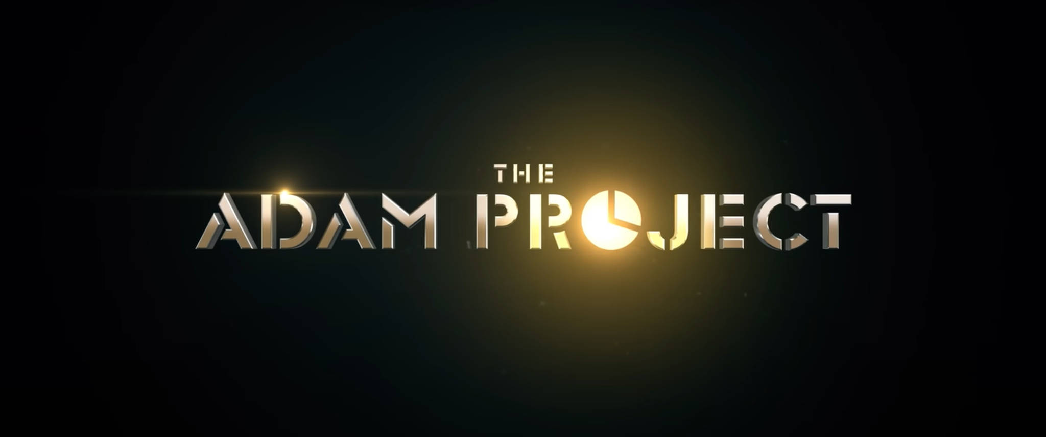 The Adam Project 桌布 壁紙 — 《The Adam Project》標題標誌在黑暗背景上閃耀著金色光芒。